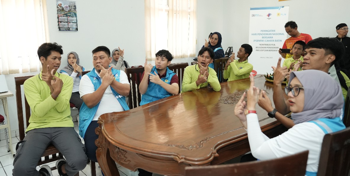 Antusiasme pegawai PLN UID Jakarta Raya dalam mempelajari bahasa isyarat, menunjukkan dedikasi mereka untuk meningkatkan komunikasi dan interaksi dengan penyandang difabel.