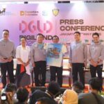 Direktur Utama PT Telkom Indonesia, Ririek Adriansyah (ketiga dari kiri) dan Gubernur DKI Jakarta, Pramono Anung (ketiga dari kanan) dalam konferensi pers Digiland 2025 di Plataran Menteng, Jakarta Pusat, Senin (5/5/2025). Foto: Yudha Krastawan/ipol.id