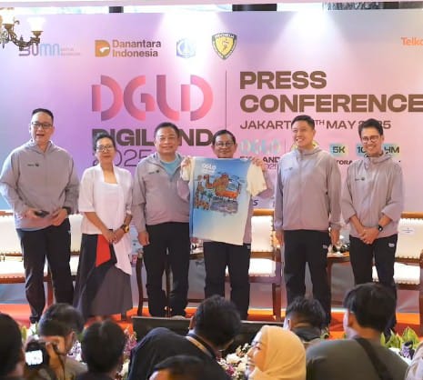 Direktur Utama PT Telkom Indonesia, Ririek Adriansyah (ketiga dari kiri) dan Gubernur DKI Jakarta, Pramono Anung (ketiga dari kanan) dalam konferensi pers Digiland 2025 di Plataran Menteng, Jakarta Pusat, Senin (5/5/2025). Foto: Yudha Krastawan/ipol.id