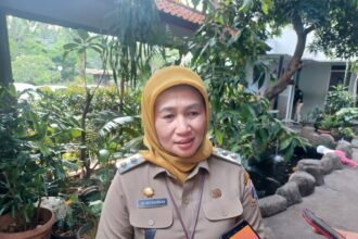 Plt Wali Kota Jakarta Timur, Iin Mutmainnah mengimbau kepada pedagang hewan kurban untuk tidak berjualan di atas trotoar, fasilitas umum (Fasum), dan badan jalan, Selasa (6/5/2025). Foto: Joesvicar Iqbal/ipol.id