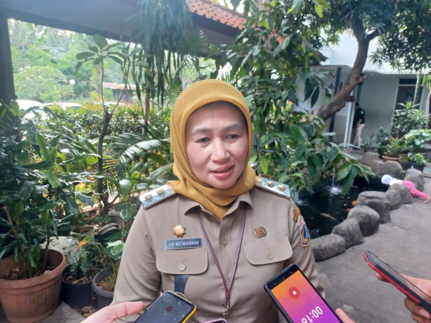 Plt Wali Kota Jakarta Timur, Iin Mutmainnah mengimbau kepada pedagang hewan kurban untuk tidak berjualan di atas trotoar, fasilitas umum (Fasum), dan badan jalan, Selasa (6/5/2025). Foto: Joesvicar Iqbal/ipol.id
