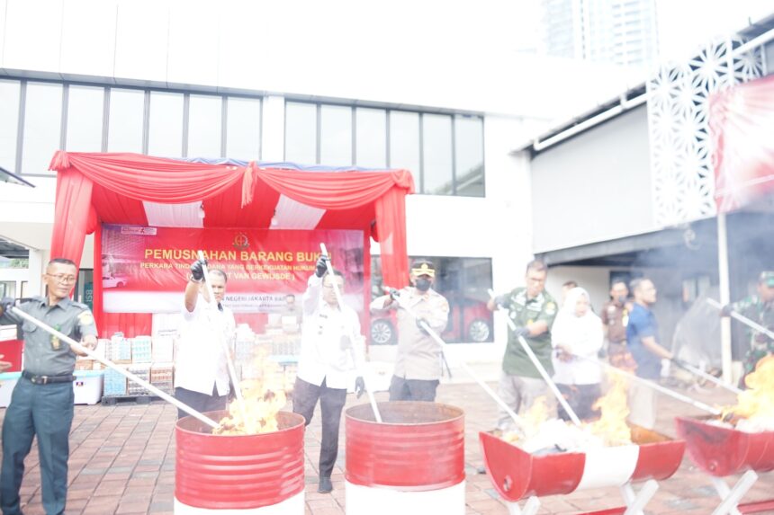 Pemusnahan barang bukti kasus tindak pidana umum dan tindak pidana umum lainnya oleh pihak Kejaksaan Negeri Jakarta Barat (Kejari Jakbar) beserta instansi terkait lainnya. Foto: Dok Kejari Jakbar
