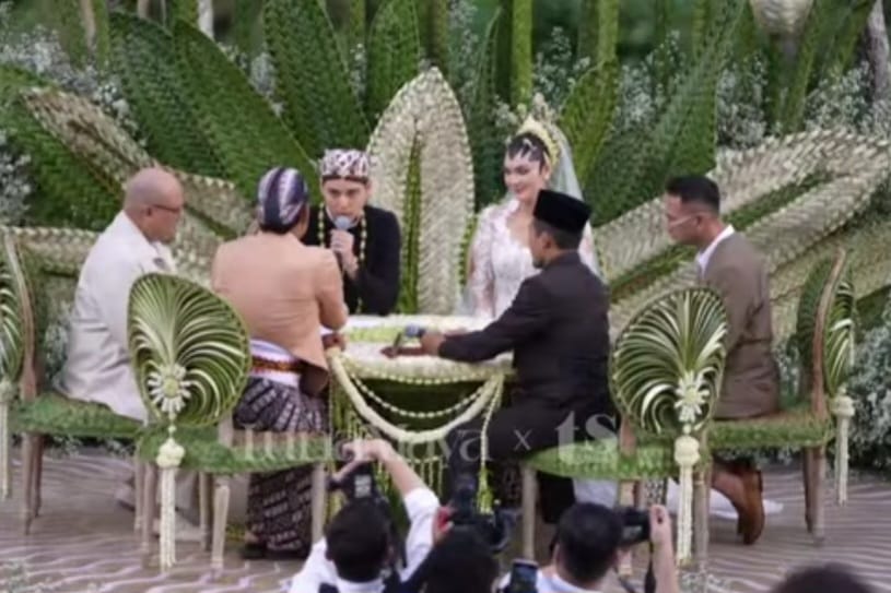 Momen Luna Maya dan Maxime Bouttier telah resmi menikah setelah menjalani prosesi akad nikah. Foto: Tangkap layar You Tube @Ts Media