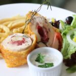 Hetol Ciputra Jakarta mempersembahkan menu spesial bertajuk “Summer Flavor: A Taste of Tropical Paradise” yang terdiri dari berbagai sajian khas Asia Tenggara. Foto: Dok/Ist