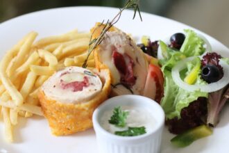 Hetol Ciputra Jakarta mempersembahkan menu spesial bertajuk “Summer Flavor: A Taste of Tropical Paradise” yang terdiri dari berbagai sajian khas Asia Tenggara. Foto: Dok/Ist