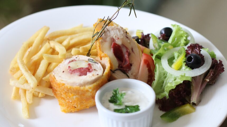 Hetol Ciputra Jakarta mempersembahkan menu spesial bertajuk “Summer Flavor: A Taste of Tropical Paradise” yang terdiri dari berbagai sajian khas Asia Tenggara. Foto: Dok/Ist