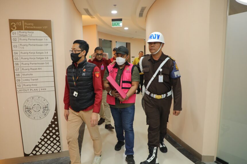 Tersangka MAM saat hendak ditahan oleh tim penyidik pidana khusus Kejaksaan Agung. Foto: Direktorat Penyidikan pada Jaksa Agung Muda Pidana Khusus Kejaksaan Agung