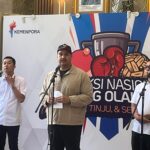 Menpora Dito Ariotedjo yang didampingi Wakil Menteri Taufik Hidayat dan Deputi IV Peningkatan Prestasi Olahraga Surono di Media Centre Kemenpora Jakarta, Kamis (8/5/2025