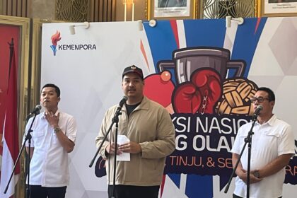 Menpora Dito Ariotedjo yang didampingi Wakil Menteri Taufik Hidayat dan Deputi IV Peningkatan Prestasi Olahraga Surono di Media Centre Kemenpora Jakarta, Kamis (8/5/2025