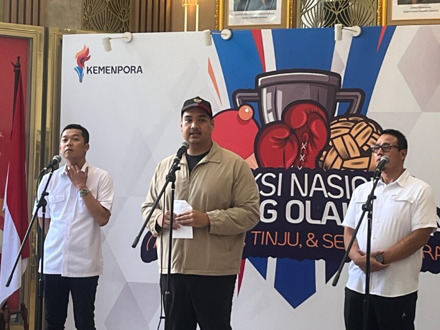 Menpora Dito Ariotedjo yang didampingi Wakil Menteri Taufik Hidayat dan Deputi IV Peningkatan Prestasi Olahraga Surono di Media Centre Kemenpora Jakarta, Kamis (8/5/2025