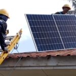 Tampak petugas PLN sedang melakukan pemasangan panel mikro PLTS di Kantor Desa Mattirobaji, Pulau Satangnga, Kecamatan Kepulauan Tanakeke, Kabupaten Takalar, Sulawesi Selatan. Foto: PLN