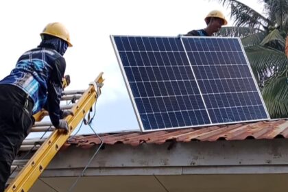Tampak petugas PLN sedang melakukan pemasangan panel mikro PLTS di Kantor Desa Mattirobaji, Pulau Satangnga, Kecamatan Kepulauan Tanakeke, Kabupaten Takalar, Sulawesi Selatan. Foto: PLN