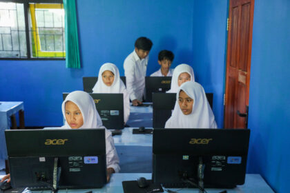 Sebagai bagian dari komitmennya dalam mendukung pembangunan pendidikan nasional, BRI Peduli, program Tanggung Jawab Sosial dan Lingkungan (TJSL) dari PT Bank Rakyat Indonesia (Persero) Tbk, menginisiasi penyaluran bantuan infrastruktur teknologi, informasi, dan akses internet ke SMP Negeri 6 Bayan di Kabupaten Lombok Utara, Nusa Tenggara Barat. Foto: Dok BRI