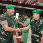 Kepala Staf Angkatan Darat (Kasad) Jenderal TNI Maruli Simanjuntak saat memimpin acara laporan korps kenaikan pangkat Perwira Tinggi (Pati) TNI AD di Aula Jenderal Besar AH Nasution, Markas Besar Angkatan Darat (Mabesad), Jakarta Pusat, Jumat (9/5/2025). Foto: Dispenad
