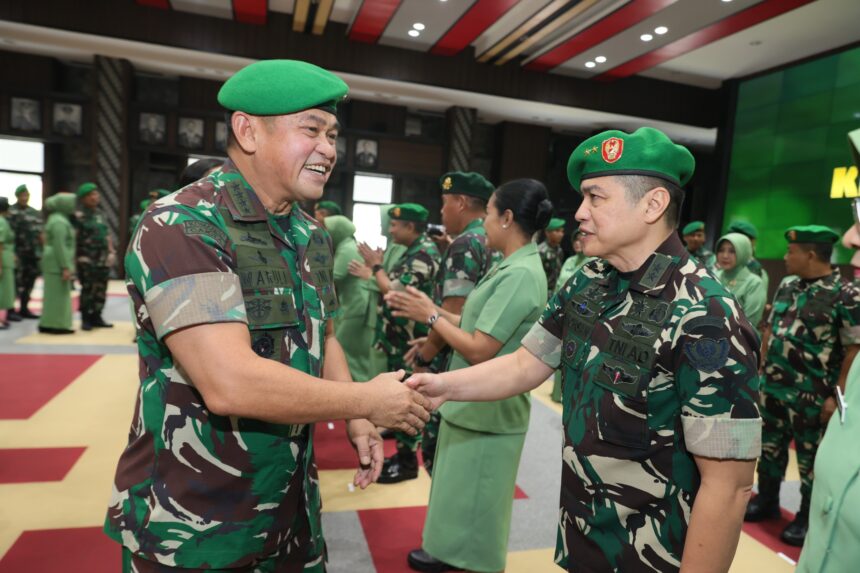 Kepala Staf Angkatan Darat (Kasad) Jenderal TNI Maruli Simanjuntak saat memimpin acara laporan korps kenaikan pangkat Perwira Tinggi (Pati) TNI AD di Aula Jenderal Besar AH Nasution, Markas Besar Angkatan Darat (Mabesad), Jakarta Pusat, Jumat (9/5/2025). Foto: Dispenad