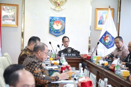 Mendagri pada Rapat Koordinasi Percepatan Realisasi APBD Tahun 2025 yang berlangsung secara virtual dari Kantor Pusat Kementerian Dalam Negeri (Kemendagri), Jakarta, Kamis (8/5/2025). Foto: Puspen Kemendagri
