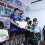 Komjen Pol (P) Petrus Reinhard Golose saat menyematkan medali kepada para pemenang di Kejuaraan Tenis Meja Internasional POR MAESA 2025, berlangsung di Donic Pingpong, Baywalk Mall, Jakarta, Minggu (11/5/2025). Foto: Ist