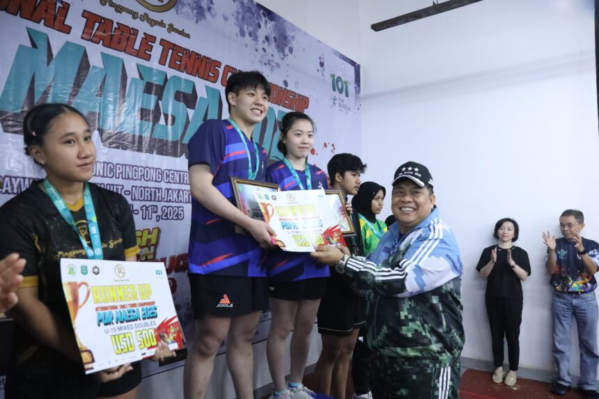 Komjen Pol (P) Petrus Reinhard Golose saat menyematkan medali kepada para pemenang di Kejuaraan Tenis Meja Internasional POR MAESA 2025, berlangsung di Donic Pingpong, Baywalk Mall, Jakarta, Minggu (11/5/2025). Foto: Ist