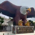 Patung Rajawali di Desa Cipaat, Indramayu, viral lantaran terlihat sangat realis. Foto: Tangkap layar IG @indramayuinfo