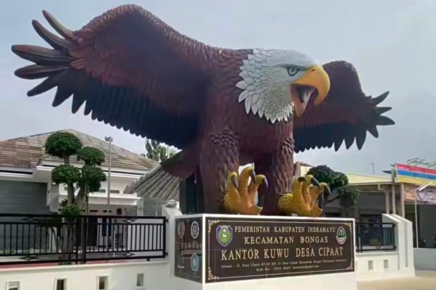 Patung Rajawali di Desa Cipaat, Indramayu, viral lantaran terlihat sangat realis. Foto: Tangkap layar IG @indramayuinfo