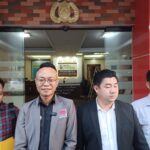 Tim Advocate Public Defender yang tergabung dalam Peradi Bersatu, Saksi Pelapor Ade Darmawan usai diperiksa penyidik Polres Metro Jakarta Selatan, dalam perkara tudingan ijazah palsu terhadap Presiden Republik Indonesia ke-7, Joko Widodo (Jokowi), Rabu (14/5/2025). Foto: Joesvicar Iqbal/ipol.id