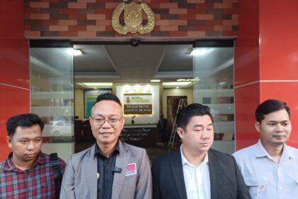 Tim Advocate Public Defender yang tergabung dalam Peradi Bersatu, Saksi Pelapor Ade Darmawan usai diperiksa penyidik Polres Metro Jakarta Selatan, dalam perkara tudingan ijazah palsu terhadap Presiden Republik Indonesia ke-7, Joko Widodo (Jokowi), Rabu (14/5/2025). Foto: Joesvicar Iqbal/ipol.id