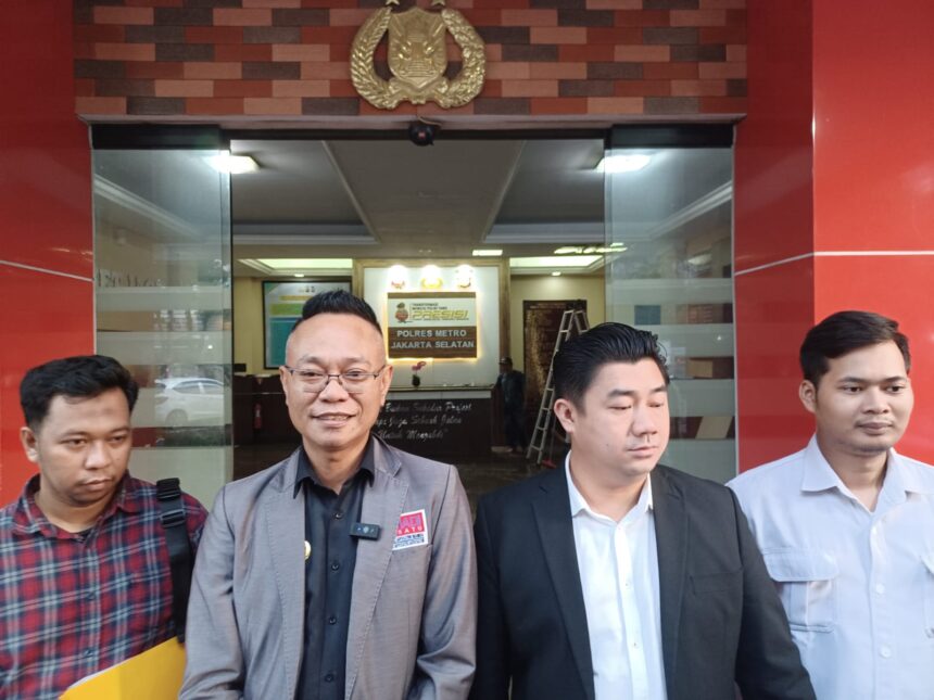 Tim Advocate Public Defender yang tergabung dalam Peradi Bersatu, Saksi Pelapor Ade Darmawan usai diperiksa penyidik Polres Metro Jakarta Selatan, dalam perkara tudingan ijazah palsu terhadap Presiden Republik Indonesia ke-7, Joko Widodo (Jokowi), Rabu (14/5/2025). Foto: Joesvicar Iqbal/ipol.id