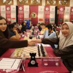 WIM Ummi Fisabilillah (kanan) vs WFM Mariya Yakimova dari Rusia. Ummi tampil jelek sekali sejak pembukaan karena salah mengingat variasi yang sudah dipersiapkan.