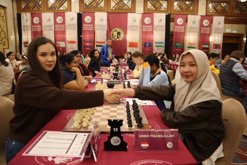 WIM Ummi Fisabilillah (kanan) vs WFM Mariya Yakimova dari Rusia. Ummi tampil jelek sekali sejak pembukaan karena salah mengingat variasi yang sudah dipersiapkan.