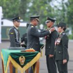Wakil Kepala Staf Angkatan Darat (Wakasad) Letjen TNI Tandyo Budi R saat melantik 677 Perwira Remaja TNI AD lulusan Pendidikan Pembentukan Perwira (Diktukpa) Secapa AD Gelombang I Tahun Anggaran 2025 di Lapangan Wiradhika, Sekolah Calon Perwira Angkatan Darat (Secapa AD), Bandung, Rabu (14/5/2025). Foto: Dispenad