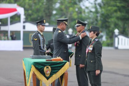 Wakil Kepala Staf Angkatan Darat (Wakasad) Letjen TNI Tandyo Budi R saat melantik 677 Perwira Remaja TNI AD lulusan Pendidikan Pembentukan Perwira (Diktukpa) Secapa AD Gelombang I Tahun Anggaran 2025 di Lapangan Wiradhika, Sekolah Calon Perwira Angkatan Darat (Secapa AD), Bandung, Rabu (14/5/2025). Foto: Dispenad
