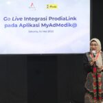 Direktur Utama AdMedika Dian Prambini saat memberikan sambutan pada acara seremoni Go Live Integrasi ProdiaLink pada Aplikasi MyAdMedik@ di Aula Lt.7 Gedung Grha Prodia Utama, Raden Saleh, Jakarta, pada Rabu (14/5/2025). Foto: Telkom Indonesia