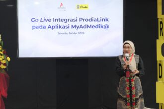 Direktur Utama AdMedika Dian Prambini saat memberikan sambutan pada acara seremoni Go Live Integrasi ProdiaLink pada Aplikasi MyAdMedik@ di Aula Lt.7 Gedung Grha Prodia Utama, Raden Saleh, Jakarta, pada Rabu (14/5/2025). Foto: Telkom Indonesia