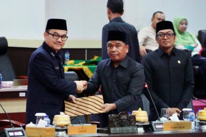 Sekretaris Daerah Provinsi Sulawesi Selatan, Jufri Rahman, mewakili Gubernur Andi Sudirman Sulaiman dalam Rapat Paripurna DPRD Sulsel di Kantor DPRD Provinsi Sulawesi Selatan, Jalan Urip Sumoharjo, Makassar, pada Jumat (16/5/2025). Foto: Pemprov Sulsel