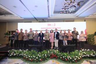 OJK menyelenggarakan kegiatan konsinyering di Jakarta, Jumat (16/5/2025) bersama Kementerian Koordinator Bidang Perekonomian, Kementerian Perdagangan, Kementerian Perindustrian, Kementerian Investasi dan Hilirisasi, serta Badan Kebijakan Fiskal, industri perbankan, dan pelaku industri TPT. Foto: Dok OJK