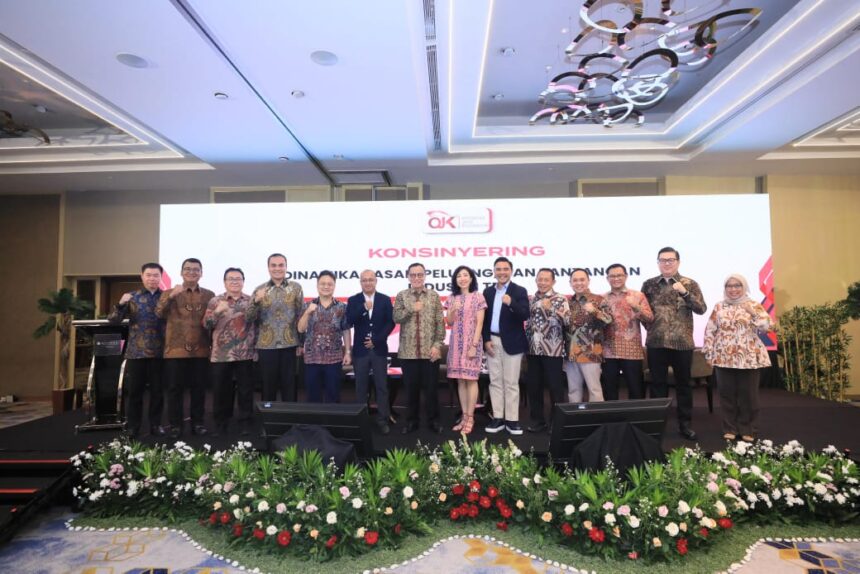 OJK menyelenggarakan kegiatan konsinyering di Jakarta, Jumat (16/5/2025) bersama Kementerian Koordinator Bidang Perekonomian, Kementerian Perdagangan, Kementerian Perindustrian, Kementerian Investasi dan Hilirisasi, serta Badan Kebijakan Fiskal, industri perbankan, dan pelaku industri TPT. Foto: Dok OJK