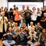Ketua Yayasan Stroke Indonesia (Yastroki), Dr. dr. Tugas Ratmono, Dr. Nurul Rakhmawati, Dokter Spesialis Saraf, Dr. Wahyudi, Dokter Spesialis Rehabilitasi Medik, Dokter Erlina Sutjiadi, Dokter Spesialis Kesehatan Jiwa, Dr. Leila Mona Ganiem, Pakar Komunikasi, Mahasiswi LSPR, Amelia Haness dan Nina Novelia serta para peserta usai diskusi publik Be GREAT, Don’t REGRET di Rafael Jolongbayan Room, LSPR Institute of Communication & Business, (16/5/2025). Foto: Ist