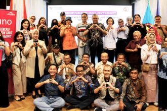 Ketua Yayasan Stroke Indonesia (Yastroki), Dr. dr. Tugas Ratmono, Dr. Nurul Rakhmawati, Dokter Spesialis Saraf, Dr. Wahyudi, Dokter Spesialis Rehabilitasi Medik, Dokter Erlina Sutjiadi, Dokter Spesialis Kesehatan Jiwa, Dr. Leila Mona Ganiem, Pakar Komunikasi, Mahasiswi LSPR, Amelia Haness dan Nina Novelia serta para peserta usai diskusi publik Be GREAT, Don’t REGRET di Rafael Jolongbayan Room, LSPR Institute of Communication & Business, (16/5/2025). Foto: Ist