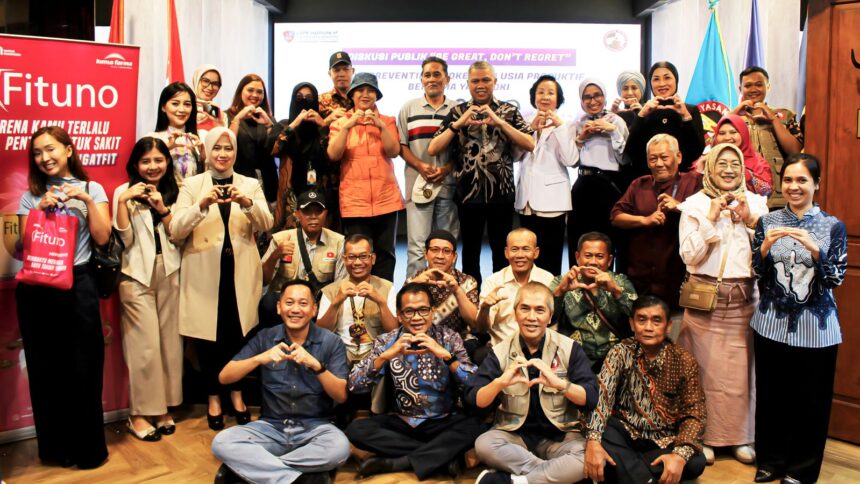 Ketua Yayasan Stroke Indonesia (Yastroki), Dr. dr. Tugas Ratmono, Dr. Nurul Rakhmawati, Dokter Spesialis Saraf, Dr. Wahyudi, Dokter Spesialis Rehabilitasi Medik, Dokter Erlina Sutjiadi, Dokter Spesialis Kesehatan Jiwa, Dr. Leila Mona Ganiem, Pakar Komunikasi, Mahasiswi LSPR, Amelia Haness dan Nina Novelia serta para peserta usai diskusi publik Be GREAT, Don’t REGRET di Rafael Jolongbayan Room, LSPR Institute of Communication & Business, (16/5/2025). Foto: Ist