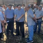 Wali Kota Jakarta Timur, Munjirin, bersama Direktur Utama Perumda Pasar Jaya, Agus Himawan Widiyanto, didampingi Kasudin Pertamanan dan jajaran saat meninjau lokasi bekas posko ormas yang akan dijadikan taman teduh di Pasar Induk Kramat Jati, pada Minggu (18/5/2025) siang. Foto: Joesvicar Iqbal/ipol.id