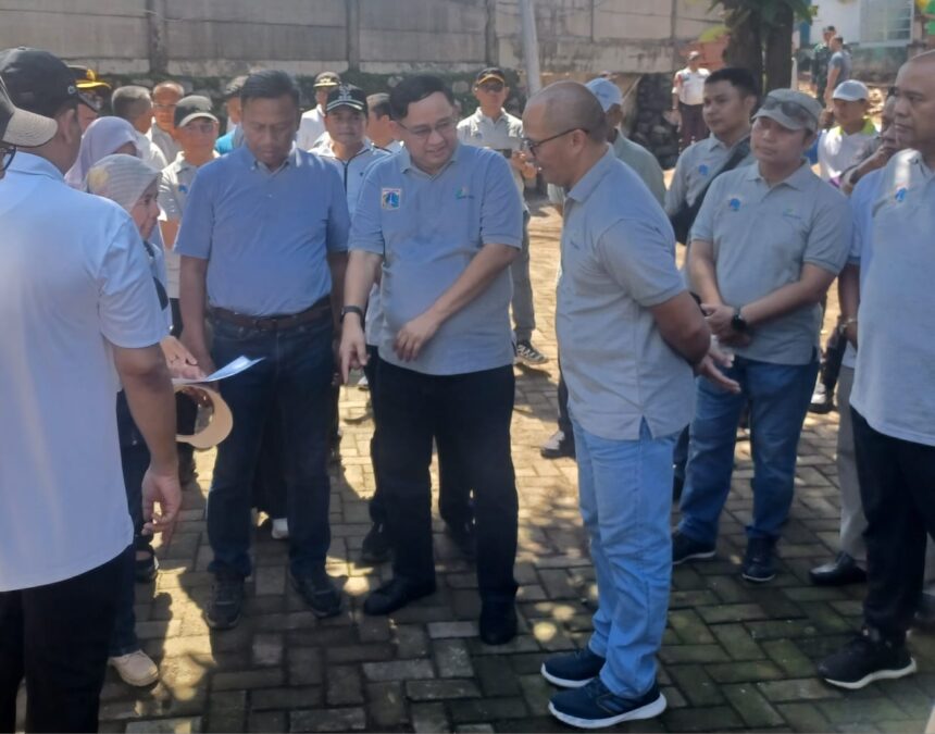 Wali Kota Jakarta Timur, Munjirin, bersama Direktur Utama Perumda Pasar Jaya, Agus Himawan Widiyanto, didampingi Kasudin Pertamanan dan jajaran saat meninjau lokasi bekas posko ormas yang akan dijadikan taman teduh di Pasar Induk Kramat Jati, pada Minggu (18/5/2025) siang. Foto: Joesvicar Iqbal/ipol.id