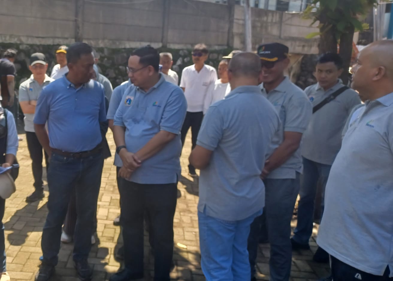 Wali Kota Jakarta Timur, Munjirin, bersama Direktur Utama Perumda Pasar Jaya, Agus Himawan Widiyanto, didampingi Kasudin Pertamanan dan jajaran saat meninjau lokasi bekas posko ormas yang akan dijadikan taman teduh di Pasar Induk Kramat Jati, pada Minggu (18/5/2025) siang. Foto: Joesvicar Iqbal/ipol.id