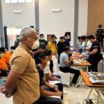Kepala Badan Narkotika Nasional Republik Indonesia (BNN RI) Komjen Marthinus Hukom dan jajaran dalam meninjau barang bukti narkoba hasil operasi laut TNI AL di Perairan Selat Durian, Kabupaten Karimun, Kepulauan Riau (Kepri), pada Sabtu (17/5/2025). Foto: Ist