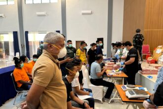 Kepala Badan Narkotika Nasional Republik Indonesia (BNN RI) Komjen Marthinus Hukom dan jajaran dalam meninjau barang bukti narkoba hasil operasi laut TNI AL di Perairan Selat Durian, Kabupaten Karimun, Kepulauan Riau (Kepri), pada Sabtu (17/5/2025). Foto: Ist