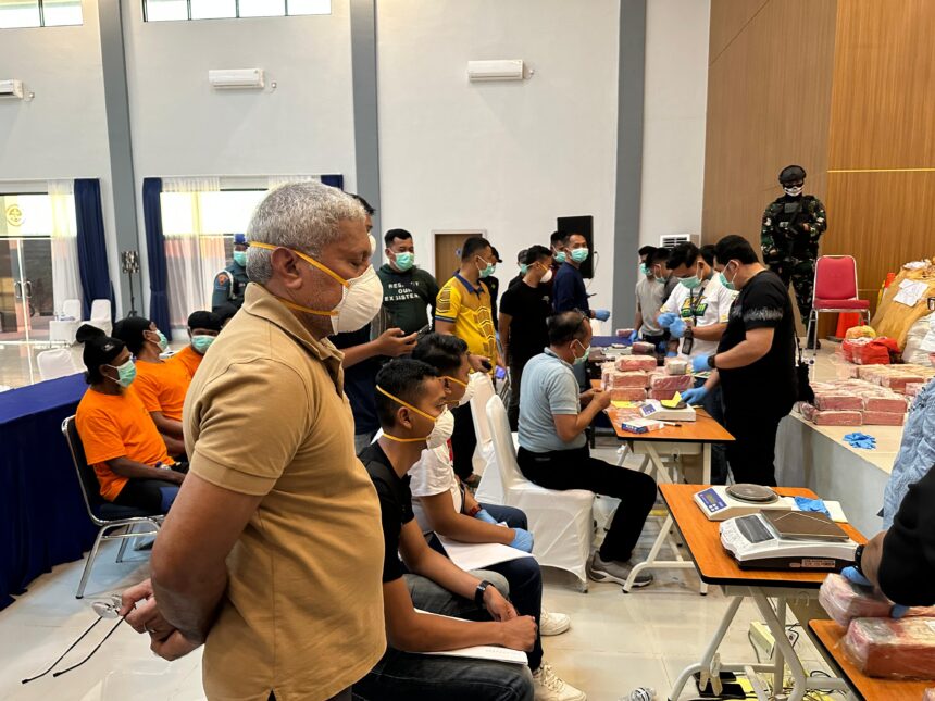 Kepala Badan Narkotika Nasional Republik Indonesia (BNN RI) Komjen Marthinus Hukom dan jajaran dalam meninjau barang bukti narkoba hasil operasi laut TNI AL di Perairan Selat Durian, Kabupaten Karimun, Kepulauan Riau (Kepri), pada Sabtu (17/5/2025). Foto: Ist