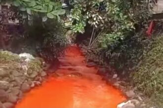 Sungai air sungai di Kampung Bojong Engsel, Desa Tarikolot, Kecamatan Citeureup, Kabupaten Bogor berubah warna menjadi oranye pekat, diduga akibat limbah dari aktivitas industri. Foto: Tangkap layar IG @folkjawabarat_