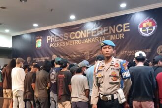 11 hari pelaksanaan Operasi Berantas Jaya 2025 di sejumlah wilayah Jakarta Timur, sebanyak 157 preman meresahkan masyarakat diamankan Polres Metro Jakarta Timur, 20 di antaranya ditetapkan tersangka diproses hukum, sisanya 137 orang dibina, Selasa (20/5/2025). Foto: Joesvicar Iqbal/ipol.id