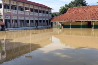 Kondisi bangunan dan fasilitas pendidikan yang terendam banjir di Kabupaten Bekasi, Jawa Barat, pada Minggu (18/5/2025). Foto: BPBD Kabupaten Bekasi