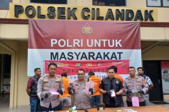 Kapolsek Cilandak, Kompol Febriman Sarlase (tengah) didampingi Kasi Humas Polres Metro Jakarta Selatan, Kompol Murodih dan Kanit Reskrim Polsek Cilandak, AKP Tomy Sugiyono menunjukkan barang bukti kejahatan, menghadirkan tersangka T, 22, mantan karyawati coffee shop dan dua pelaku dalam kasus berbeda di Mapolsek, Rabu (21/5/2025) sore. Foto: Joesvicar Iqbal/ipol.id