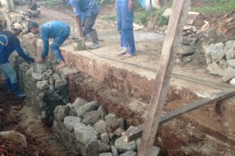 Puluhan petugas Tim Biru Suku Dinas Sumber Daya Air (SDA) Jakarta Selatan saat melakukan perbaikan tembok jebol di Jalan AUP, Kelurahan/Kecamatan Pasar Minggu, Kamis (22/5/2025). Foto: Ist